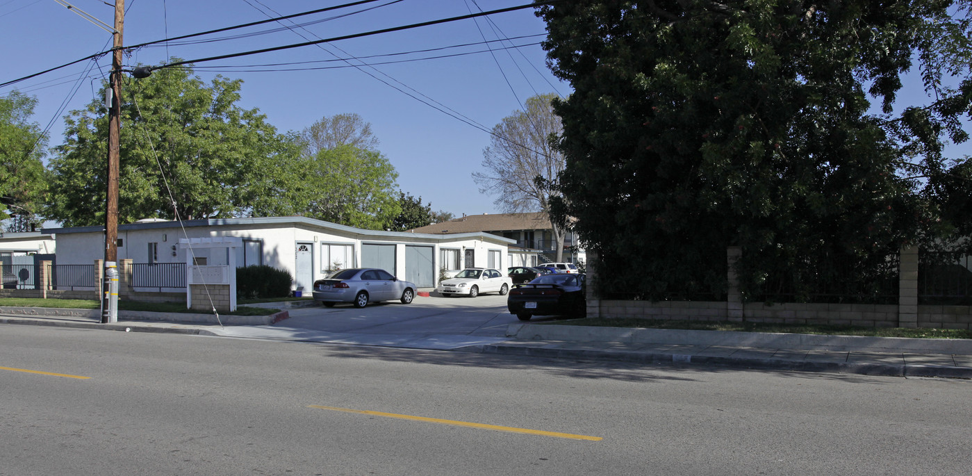 302-312 E 20th St in Costa Mesa, CA - Building Photo