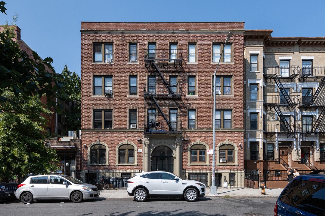 Pauline Court in Brooklyn, NY - Foto de edificio