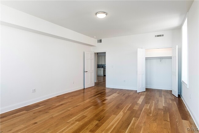 221 Elizabeth St in Utica, NY - Building Photo - Building Photo