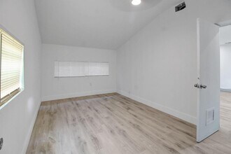 736 NW 41st St in Miami, FL - Building Photo - Building Photo