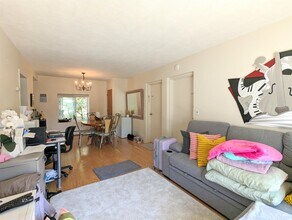 998 Massachusetts Ave, Unit 3 in Arlington, MA - Foto de edificio - Building Photo