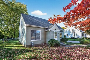 1049 Sterling St N in Maplewood, MN - Building Photo