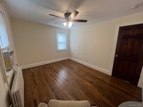 105 Simonson Rd in Greenvale, NY - Building Photo - Building Photo