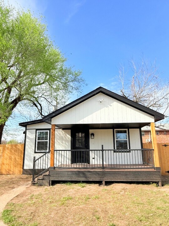 5909 NW 40th St in Warr Acres, OK - Building Photo