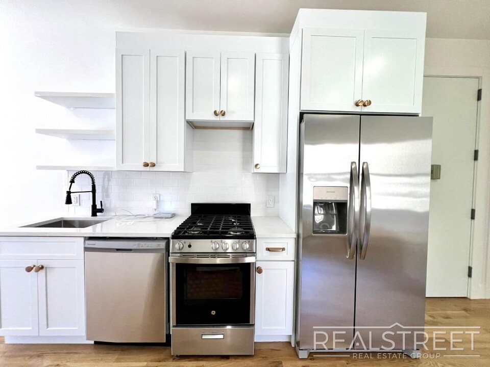 10 Marconi Pl, Unit 2 in Brooklyn, NY - Building Photo