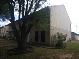 1063 Birnham Woods Blvd in Pasadena, TX - Building Photo