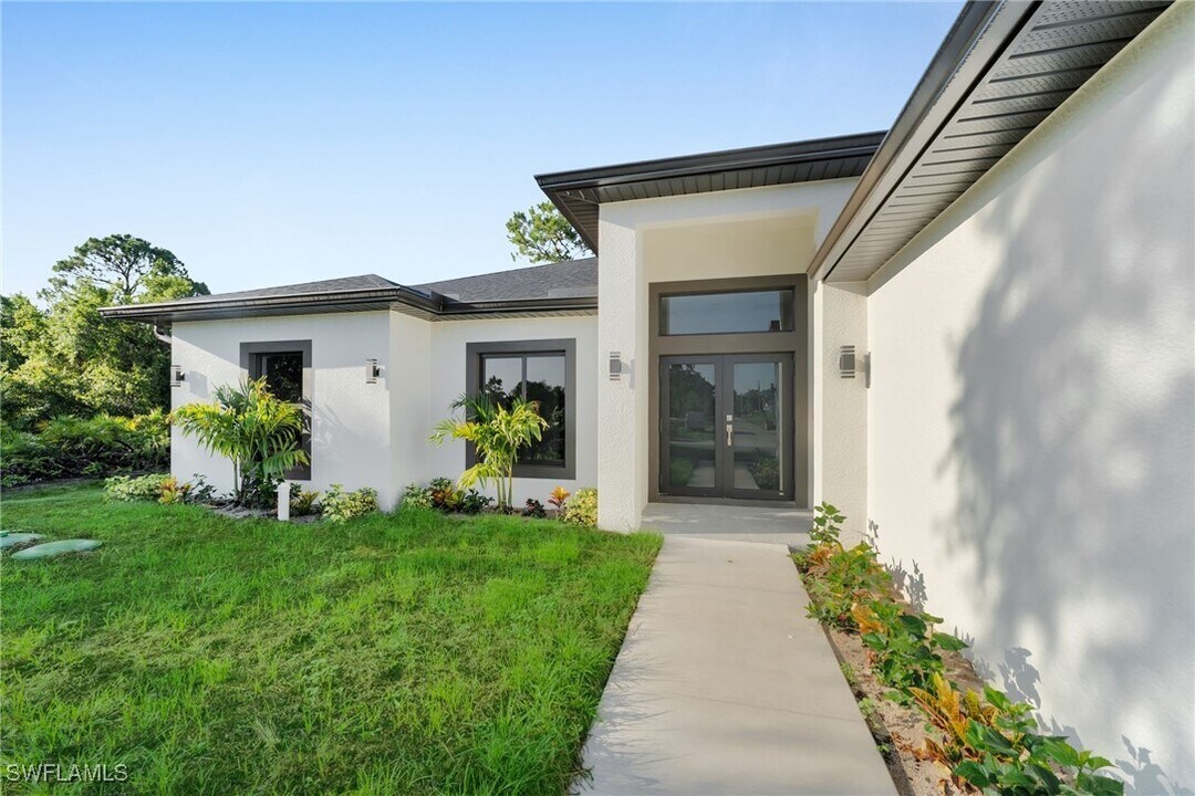 636 Ladd St in Lehigh Acres, FL - Building Photo