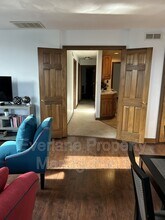 65 E Cedar St in Zionsville, IN - Foto de edificio - Building Photo