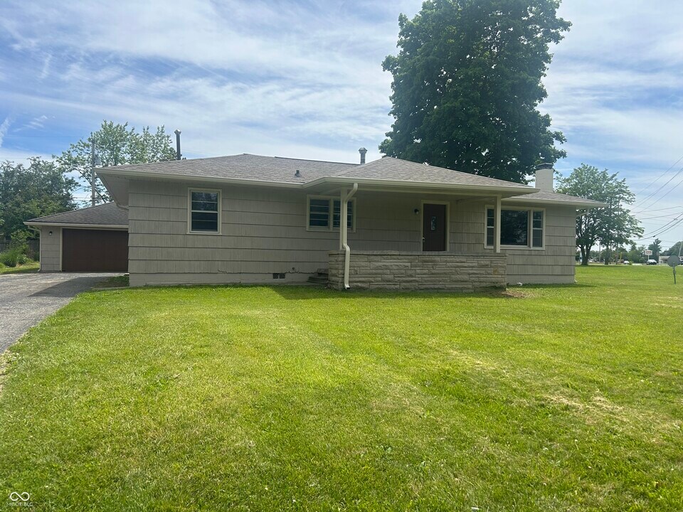 820 Linda Dr in Fortville, IN - Building Photo
