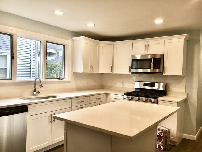 31 Wellington Rd, Unit R in Medford, MA - Building Photo - Building Photo