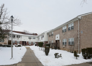 Mill River Residence in Rockville Centre, NY - Building Photo - Building Photo