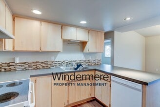 300 N Oak Harbor St in Oak Harbor, WA - Building Photo - Building Photo