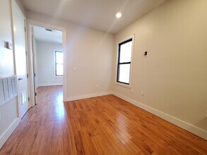 156 Boyd Ave, Unit 3B in Jersey City, NJ - Foto de edificio - Building Photo