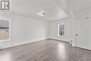 255 Kent St W in Kawartha Lakes, ON - Building Photo