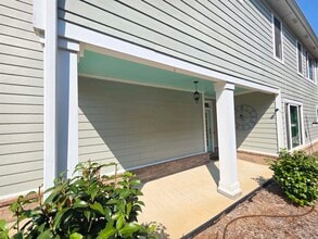1090 River Isle Dr in Memphis, TN - Building Photo - Building Photo
