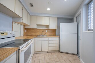 1651 NE Miami Gardens Dr in North Miami Beach, FL - Building Photo - Building Photo