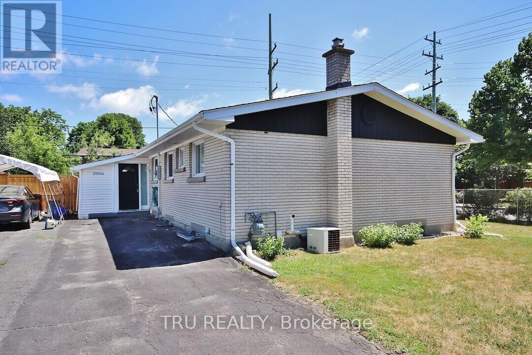 2555 Iris St in Ottawa, ON - Building Photo