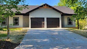 304 Grant St in Buffalo, MO - Building Photo