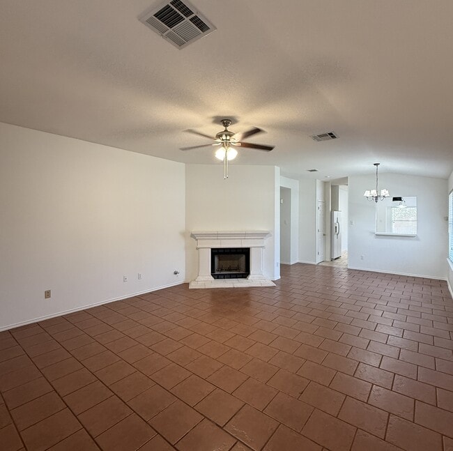 700 House Creek Dr in Leander, TX - Foto de edificio - Building Photo