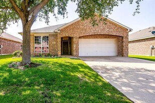 909 Hunter Ln in Burleson, TX - Building Photo