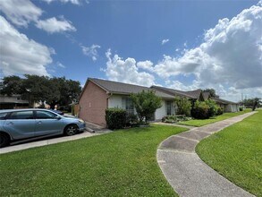 8330 Leamont Dr in Houston, TX - Foto de edificio - Building Photo