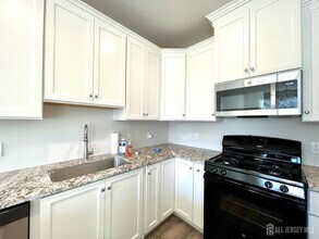 905 Greenland Square in Highland Park, NJ - Building Photo - Building Photo