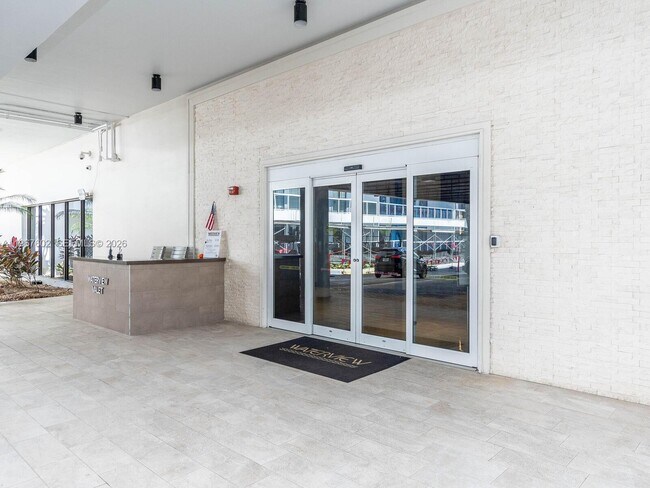 20505 E Country Club Dr in Aventura, FL - Building Photo - Building Photo