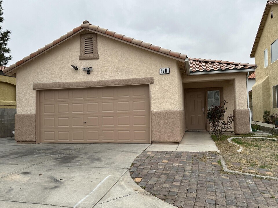 8701 Emsdale Ct in Las Vegas, NV - Building Photo
