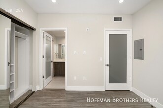 5550 Bonner Ave, Unit 402 in Los Angeles, CA - Foto de edificio - Building Photo