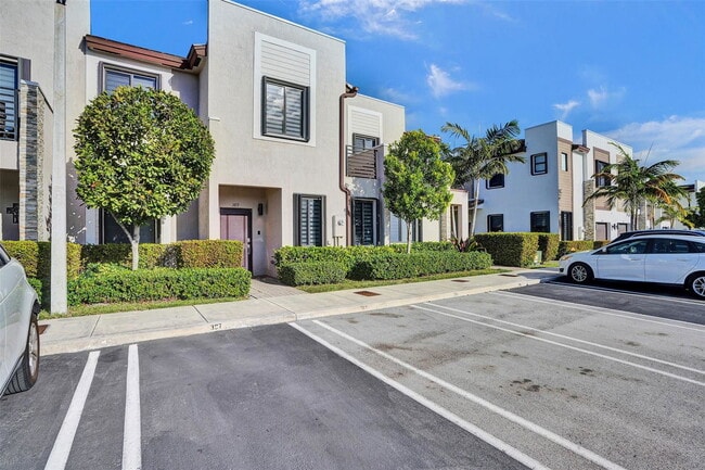 389 NE 208th Terrace in North Miami Beach, FL - Building Photo - Building Photo