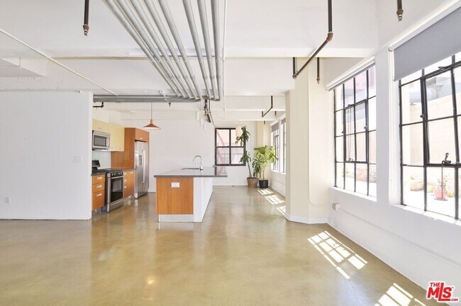 property at 746 S Los Angeles St