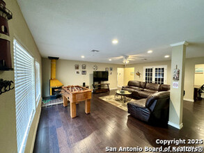 102 Lariat Dr in San Antonio, TX - Foto de edificio - Building Photo