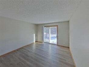 4350 Thornhill Ln in Vadnais Heights, MN - Foto de edificio - Building Photo