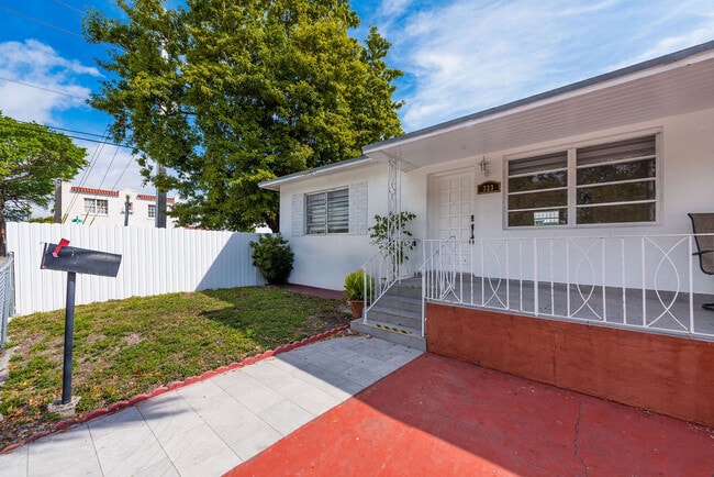 323 NW 21st Ave in Miami, FL - Building Photo - Building Photo