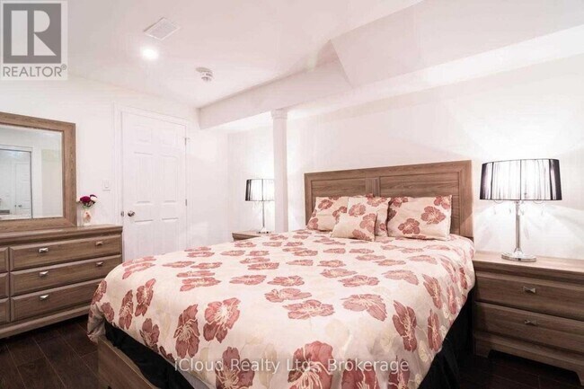 16 Stedford Cres in Brampton, ON - Building Photo - Building Photo