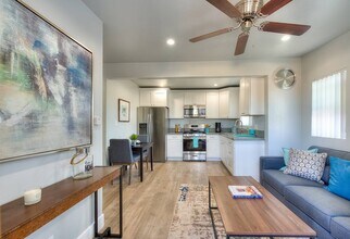 4286 S Hobart Blvd in Los Angeles, CA - Building Photo - Building Photo
