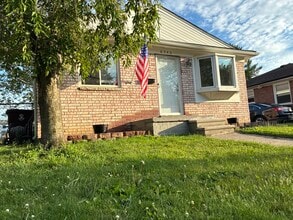 8540 Central in Center Line, MI - Foto de edificio - Building Photo