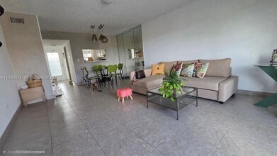 3000 Sunrise Lakes Dr W in Sunrise, FL - Building Photo - Building Photo