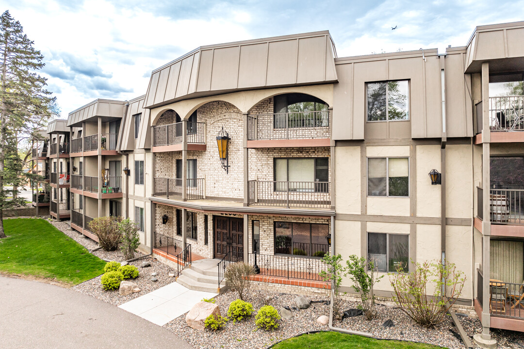 Westwood Villa Condominium in Minneapolis, MN - Building Photo