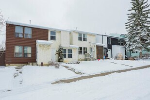 6521 Huntsbay Rd NW in Calgary, AB - Building Photo