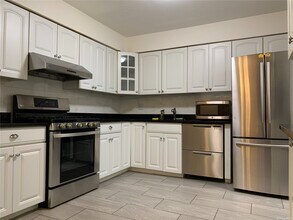 220-45 67th Ave-Unit -2 in Queens, NY - Foto de edificio - Building Photo
