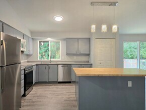 19711 41st Ave NE in Lake Forest Park, WA - Building Photo - Building Photo