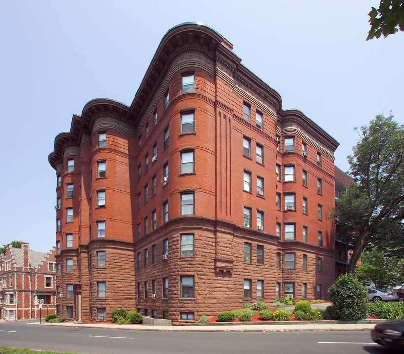 Chateau Apartments in Springfield, MA - Building Photo