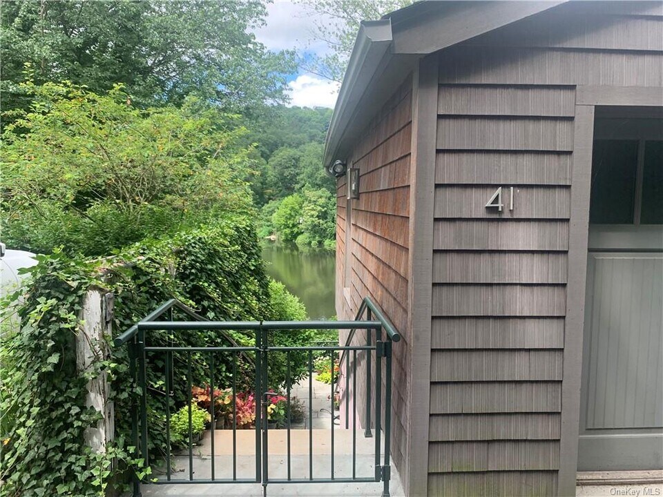 41 Lake Dr, Unit B in Putnam Valley, NY - Building Photo