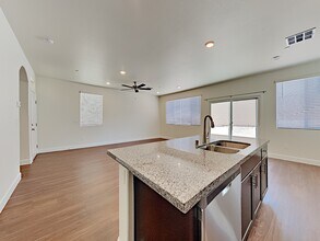 668 N Water St in Henderson, NV - Foto de edificio - Building Photo