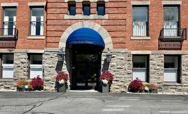 77 Van Dam St in Saratoga Springs, NY - Foto de edificio - Building Photo