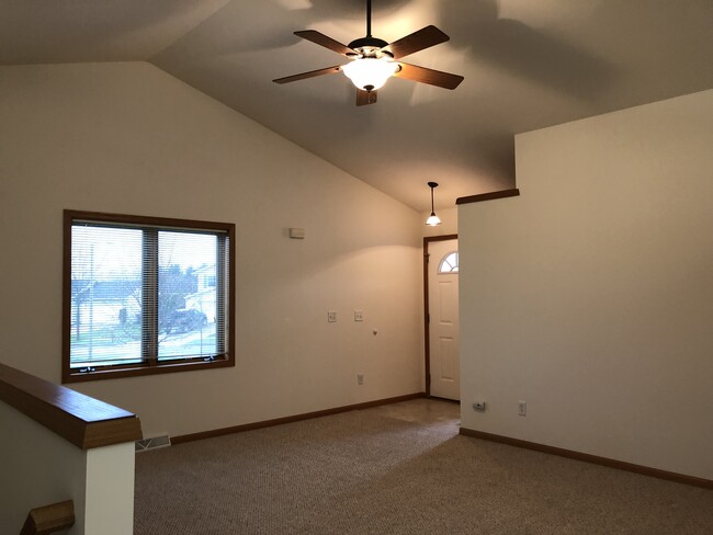 906 Saint John St in Cottage Grove, WI - Building Photo - Building Photo