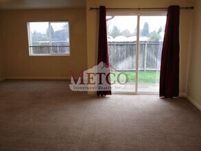 702-704 N Cloverleaf Loop in Springfield, OR - Building Photo - Building Photo