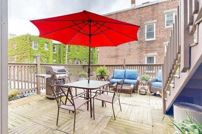 15 Garrison Rd, Unit 1 in Brookline, MA - Building Photo - Building Photo