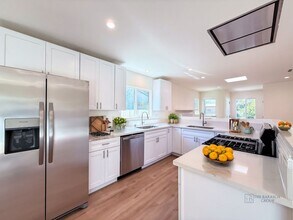 12542 Emelita St in Los Angeles, CA - Building Photo - Building Photo
